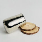 ⁦فازة نحاسية مزخرفة باللون الفضي لتجديد ديكور المنزل⁩ - الصورة ⁦2⁩