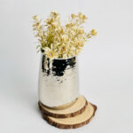 ⁦فازة نحاسية مزخرفة باللون الفضي لتجديد ديكور المنزل⁩ - الصورة ⁦4⁩