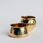 ⁦وعاء حامل شموع من النحاس مزخرف للديكور باللون الذهبي - 5 * 9 سم⁩ - الصورة ⁦2⁩