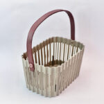 ⁦باسكت غسيل صغير من البلاستيك المرن بيد جلد لسهولة الحمل⁩ - الصورة ⁦4⁩