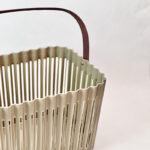 ⁦باسكت غسيل صغير من البلاستيك المرن بيد جلد لسهولة الحمل⁩ - الصورة ⁦5⁩