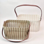 ⁦باسكت غسيل صغير من البلاستيك المرن بيد جلد لسهولة الحمل⁩ - الصورة ⁦6⁩