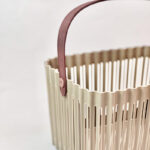 ⁦باسكت غسيل لحمل وتنظيم الملابس بيد جلد لسهولة الحمل⁩ - الصورة ⁦2⁩