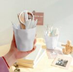 ⁦حامل أقلام بتصميم كوب لحمل وتنظيم الأدوات المدرسية⁩ - الصورة ⁦8⁩