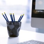 ⁦حامل أقلام بتصميم كوب متعرج لترتيب الأدوات المدرسية على المكتب⁩ - الصورة ⁦4⁩