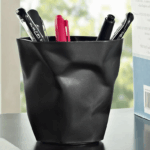 ⁦حامل أقلام بتصميم كوب متعرج لترتيب الأدوات المدرسية على المكتب⁩ - الصورة ⁦2⁩