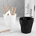 ⁦حامل أقلام بتصميم كوب متعرج لترتيب الأدوات المدرسية على المكتب⁩ - الصورة ⁦3⁩