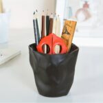 حامل أقلام بتصميم كوب متعرج لترتيب الأدوات المدرسية على المكتب