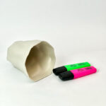 ⁦حامل أقلام بتصميم كوب متعرج لتنظيم الأدوات المكتبية⁩ - الصورة ⁦2⁩