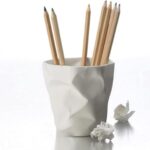 حامل أقلام بتصميم كوب متعرج لتنظيم الأدوات المكتبية