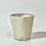 ⁦حامل أقلام بتصميم كوب متعرج لتنظيم الأدوات المكتبية⁩ - الصورة ⁦3⁩