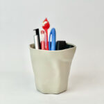 ⁦حامل أقلام بتصميم كوب متعرج لتنظيم الأدوات المكتبية⁩ - الصورة ⁦4⁩