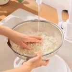 ⁦طبق بلاستيك بمصفاه ستاليس ستيل باللون الابيض-24 *10سم⁩ - الصورة ⁦3⁩