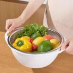 ⁦طبق بلاستيك بمصفاه ستاليس ستيل باللون الابيض-24 *10سم⁩ - الصورة ⁦4⁩