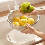 ⁦طبق بلاستيك بمصفاه ستاليس ستيل باللون الابيض -22*9 سم⁩ - الصورة ⁦2⁩