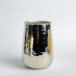 ⁦فازة نحاسية مزخرفة باللون الفضي لتجديد ديكور المنزل⁩ - الصورة ⁦3⁩