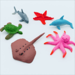 لعبة حيوانات بحرية تنمو في الماء باشكال مختلفة