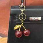 ⁦ميدالية بتصميم كريز صغيرة بمشبك لتعليق المفاتيح والشنط⁩ - الصورة ⁦3⁩