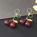 ⁦ميدالية بتصميم كريز صغيرة بمشبك لتعليق المفاتيح والشنط⁩ - الصورة ⁦2⁩