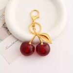 ⁦ميدالية بتصميم كريز كبيرة بمشبك لتعليق المفاتيح والشنط⁩ - الصورة ⁦3⁩