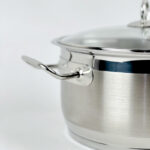 ⁦حلة استانلس استيل بغطاء زجاجي ويدين لسهولة الحمل  - مقاس 24سم⁩ - الصورة ⁦4⁩