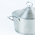 ⁦حلة استانلس استيل مقاس 24 * 12سم بغطاء ويدين لسهولة الحمل⁩ - الصورة ⁦2⁩