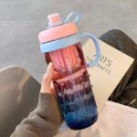 ⁦زجاجة مياه بلاستيكية بيد مريحة مناسبة للجيم بسعة 950 ملل⁩ - الصورة ⁦2⁩