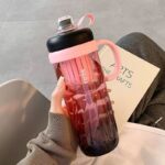 ⁦زجاجة مياه بلاستيكية بيد مريحة مناسبة للجيم بسعة 950 ملل⁩ - الصورة ⁦3⁩