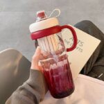 ⁦زجاجة مياه بلاستيكية بيد مريحة مناسبة للجيم بسعة 950 ملل⁩ - الصورة ⁦4⁩