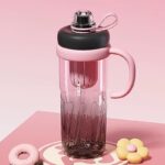 ⁦زجاجة مياه بلاستيكية بيد مريحة مناسبة للجيم بسعة 950 ملل⁩ - الصورة ⁦6⁩