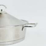 ⁦طاجن دائري الشكل بغطاء ويدين لسهولة الحمل - مقاس 24⁩ - الصورة ⁦2⁩