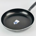 ⁦طاسة تيفلون بغطاء زجاجي بمقبض لسهولة الحمل - مقاس 30 سم⁩ - الصورة ⁦3⁩