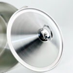 ⁦كسرولة استانلس استيل بغطاء ويد لسهولة الحمل  - مقاس 22سم⁩ - الصورة ⁦2⁩