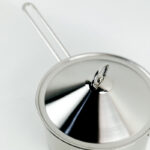 ⁦كسرولة استانلس استيل بغطاء ويد لسهولة الحمل  - مقاس 22سم⁩ - الصورة ⁦3⁩