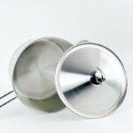 ⁦كسرولة استانلس استيل بغطاء ويد لسهولة الحمل  - مقاس 22سم⁩ - الصورة ⁦4⁩