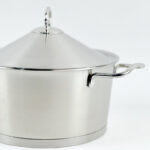 ⁦كسرولة استانلس استيل بغطاء ويد لسهولة الحمل  - مقاس 22سم⁩ - الصورة ⁦5⁩