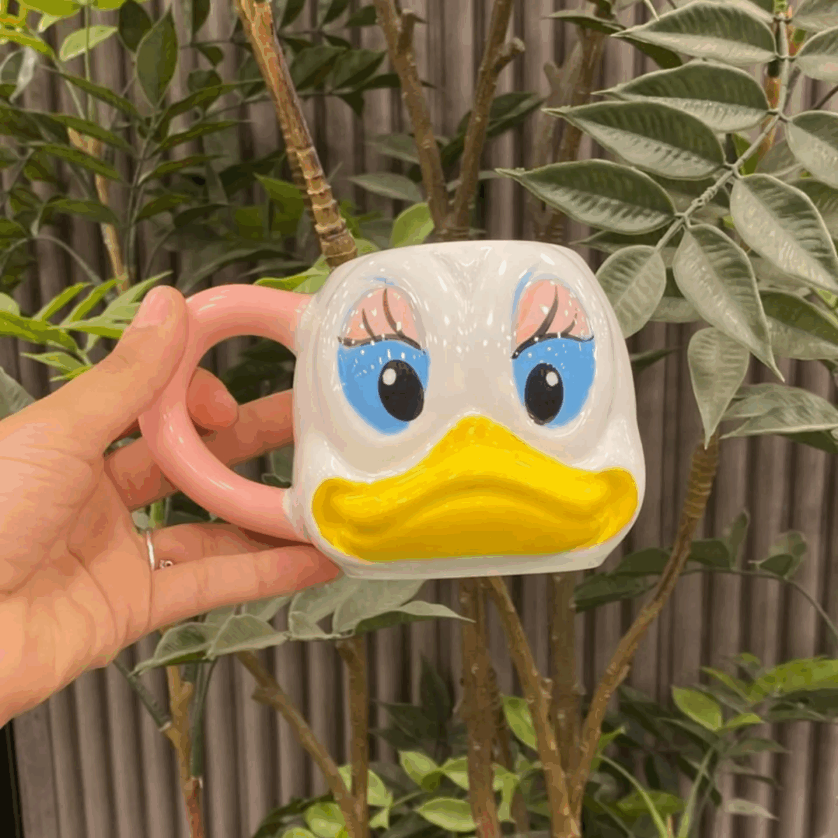 ⁦مج سيراميك بتصميم كرتوني بطوطة بيد كبيرة للمشروبات الساخنة⁩ - الصورة ⁦3⁩