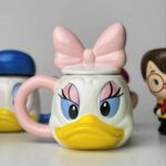 ⁦مج سيراميك بتصميم كرتوني بطوطة بيد كبيرة للمشروبات الساخنة⁩ - الصورة ⁦4⁩