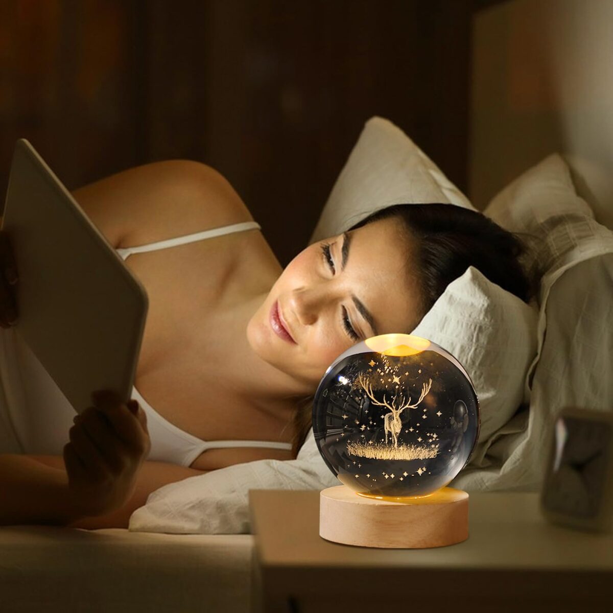 ⁦بلورة كريستال ثلاثية الابعاد بتصميم غزالة بقاعدة خشبية قابلة للفصل⁩ - الصورة ⁦5⁩