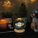 ⁦بلورة كريستال ثلاثية الابعاد بتصميم كوكب زحل  بقاعدة خشبية قابلة للفصل⁩ - الصورة ⁦2⁩