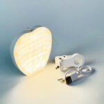 ⁦رينج لايت بتصميم تفاحة ب 3 اضاءات مع مشبك للتعليق بيو اس بي للشحن⁩ - الصورة ⁦4⁩