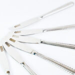 ⁦طقم سكاكين عشاء 12 قطعة استانليس ستيل باللون الفضي بمقبض مزخرف⁩ - الصورة ⁦3⁩