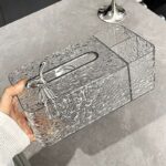 ⁦علبة مناديل اكليريك شفاف مزخرف مقسمة ل3 خانات⁩ - الصورة ⁦3⁩