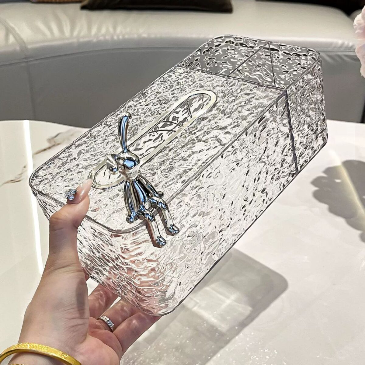 ⁦علبة مناديل اكليريك شفاف مزخرف مقسمة ل3 خانات⁩ - الصورة ⁦2⁩