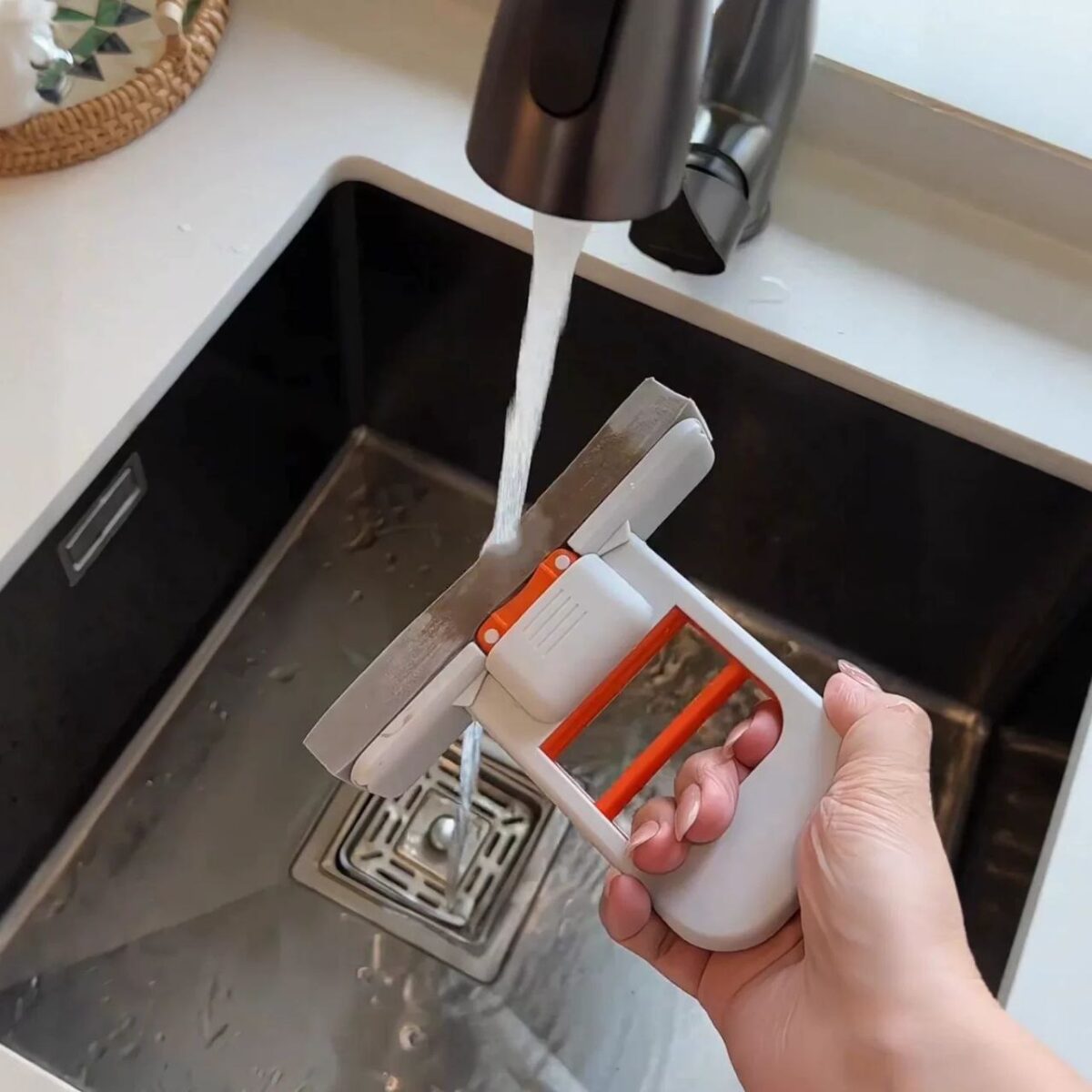 ⁦مساحة ميني محمولة لتنظيف المكتب والزجاج والمساحات الصغيرة⁩ - الصورة ⁦3⁩