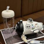 ⁦زمزمية بشاليموه بتصميم طائرة مجسمة مع حزام كروس للمدرسة والنادي -550 ملل⁩ - الصورة ⁦7⁩