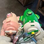 ⁦زمزمية بشاليموه بتصميم طائرة مجسمة مع حزام كروس للمدرسة والنادي -550 ملل⁩ - الصورة ⁦9⁩