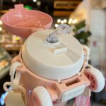 ⁦زمزمية بشاليموه بتصميم طائرة مجسمة مع حزام كروس للمدرسة والنادي -550 ملل⁩ - الصورة ⁦10⁩