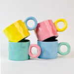 ⁦مج بورسلين بتصميم مموج ويد دائرية مناسب لشرب النسكافية والاتيه 350 ملي⁩ - الصورة ⁦4⁩