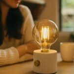 مصباح مكتب على شكل لمبة بإضاءة ليد مع وصلة يو اس بي